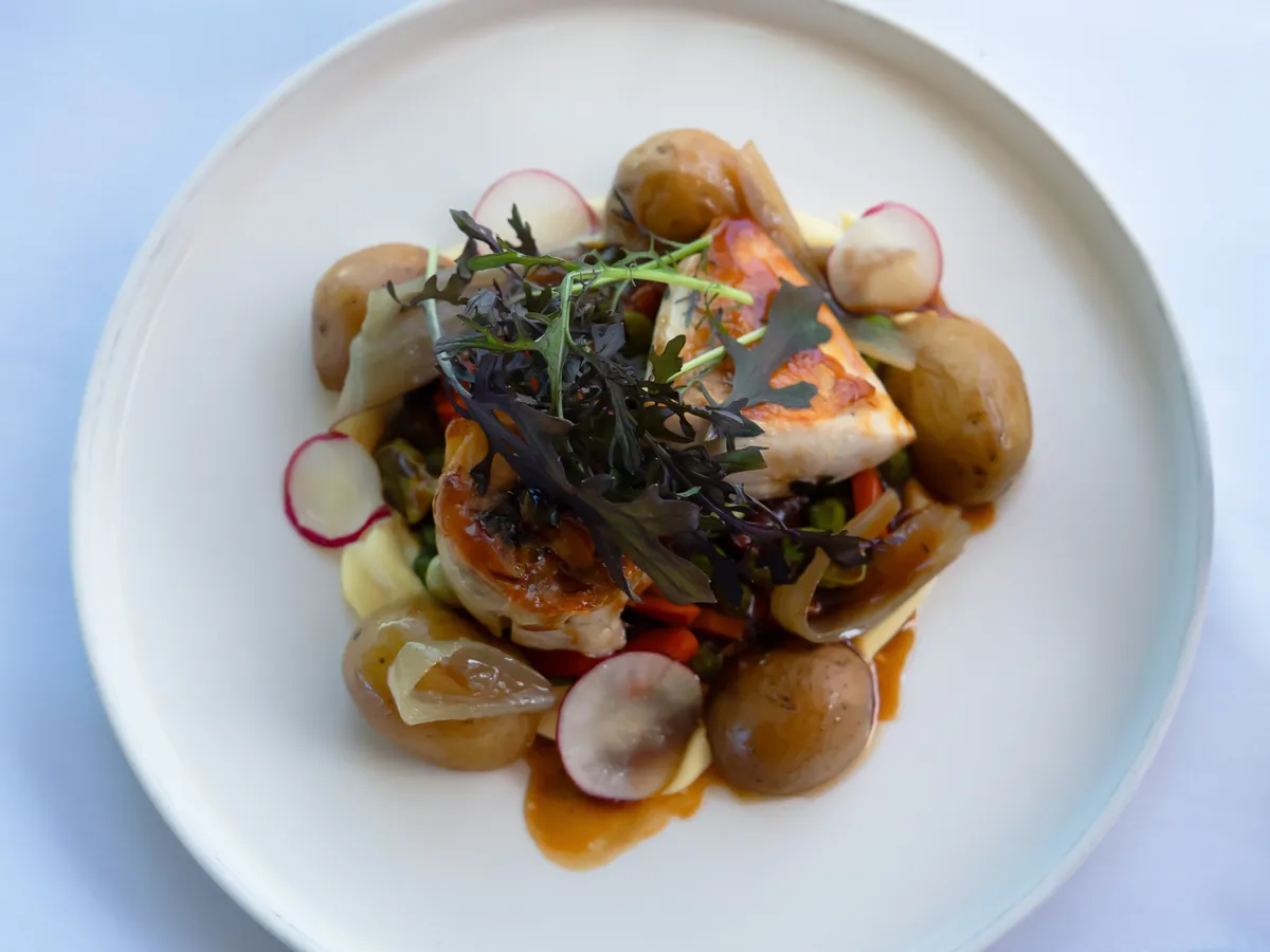 Plat de saison dressé face au Plan de Grasse — L'Amandier de Mougins