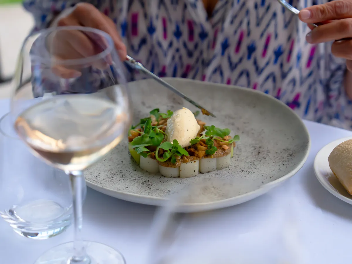 Plat dressé, terrasse panoramique — L'Amandier de Mougins