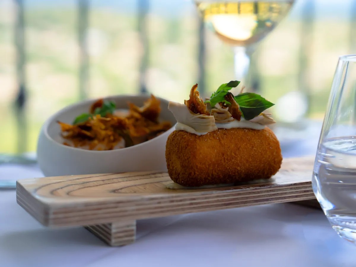 Amuse-bouche sur planche en bois — L'Amandier de Mougins