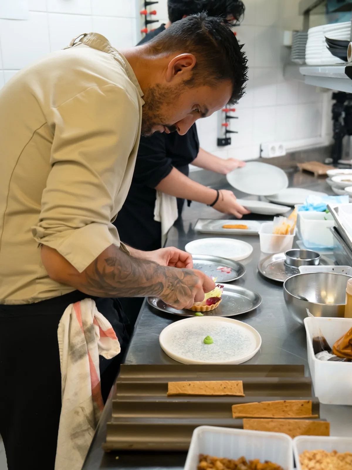 Dressage d'une pâtisserie en cuisine — L'Amandier de Mougins