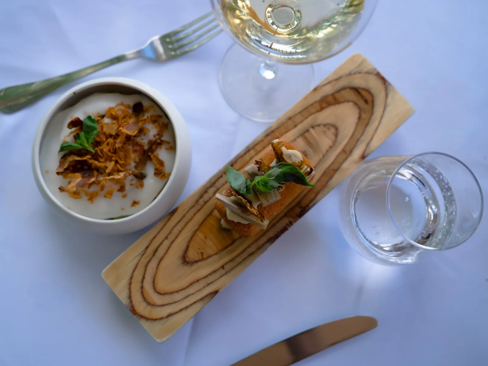 Amuse-bouches dressés sur planche en bois — L'Amandier de Mougins