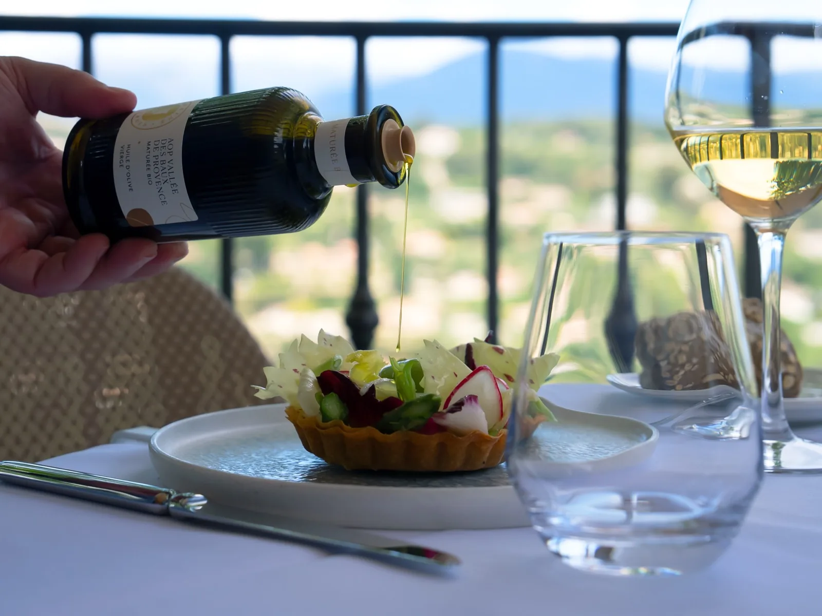Tartelette de saison et huile d'olive face au Plan de Grasse — L'Amandier de Mougins