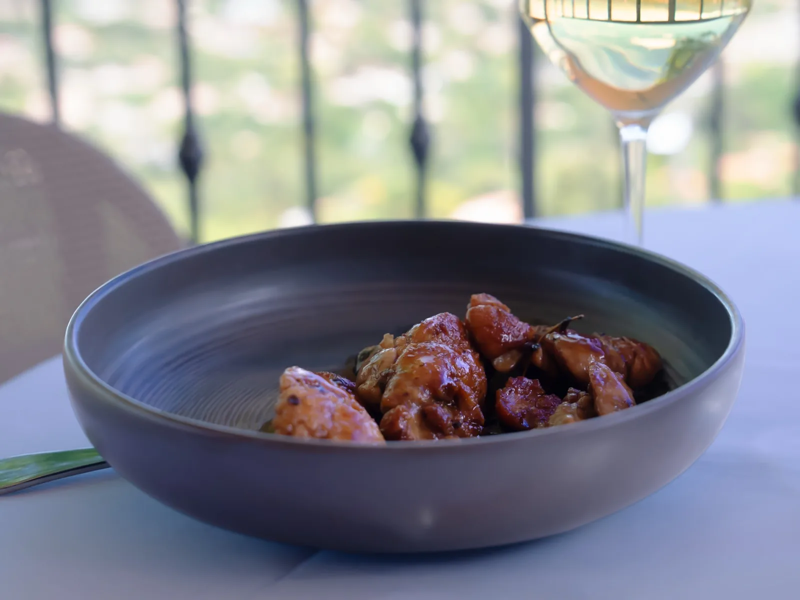 Volaille caramélisée et vin blanc — L'Amandier de Mougins