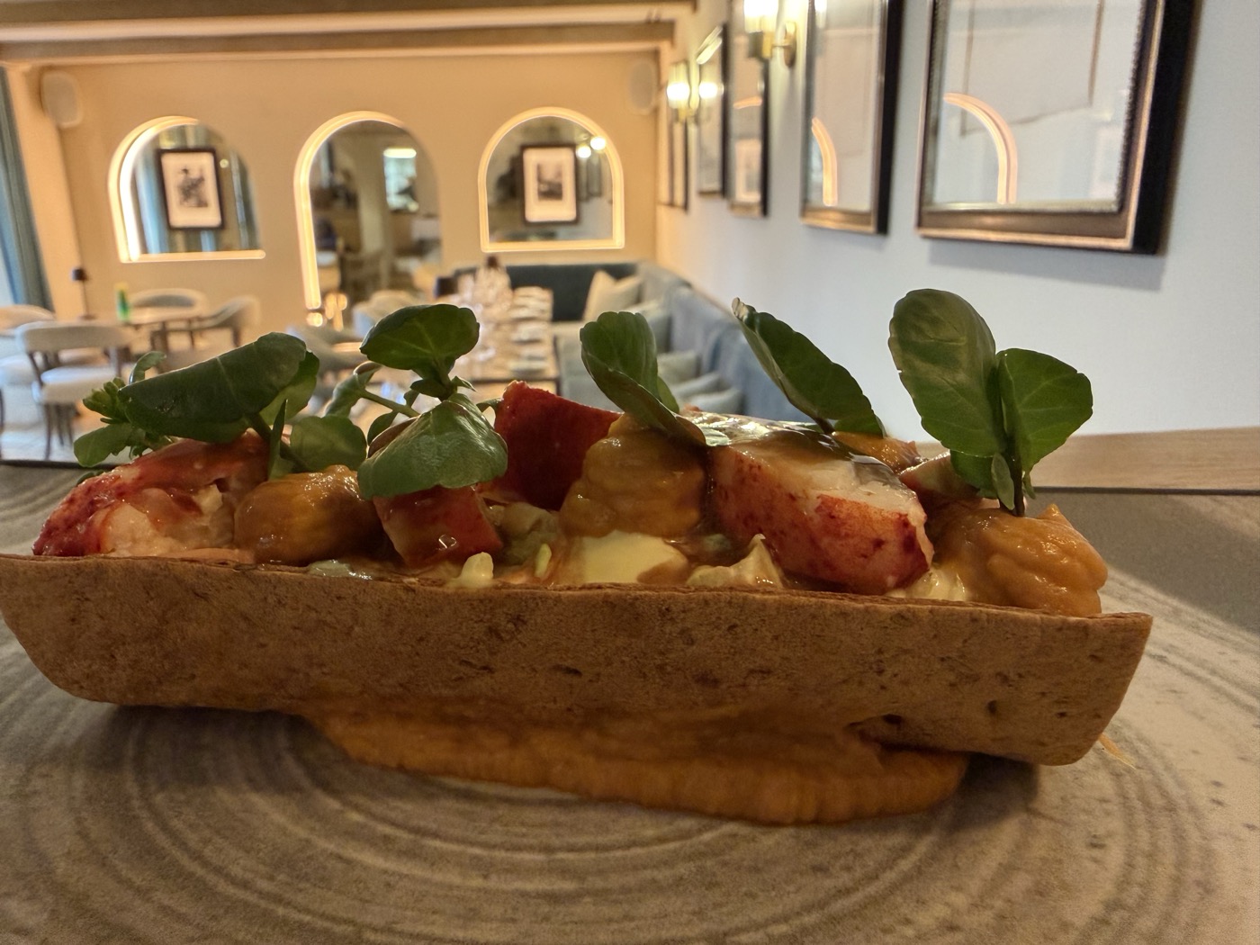 Saint-Jacques snackées — plat signature de la cuisine provençale de L'Amandier