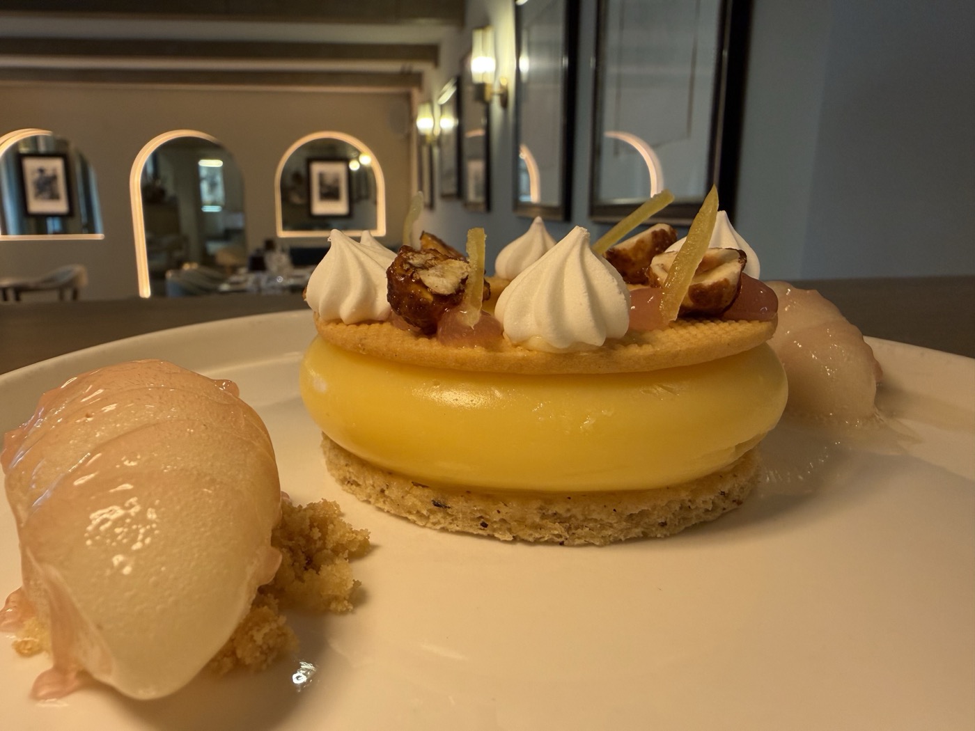 Tarte citron-lavande — plat signature de la cuisine provençale de L'Amandier