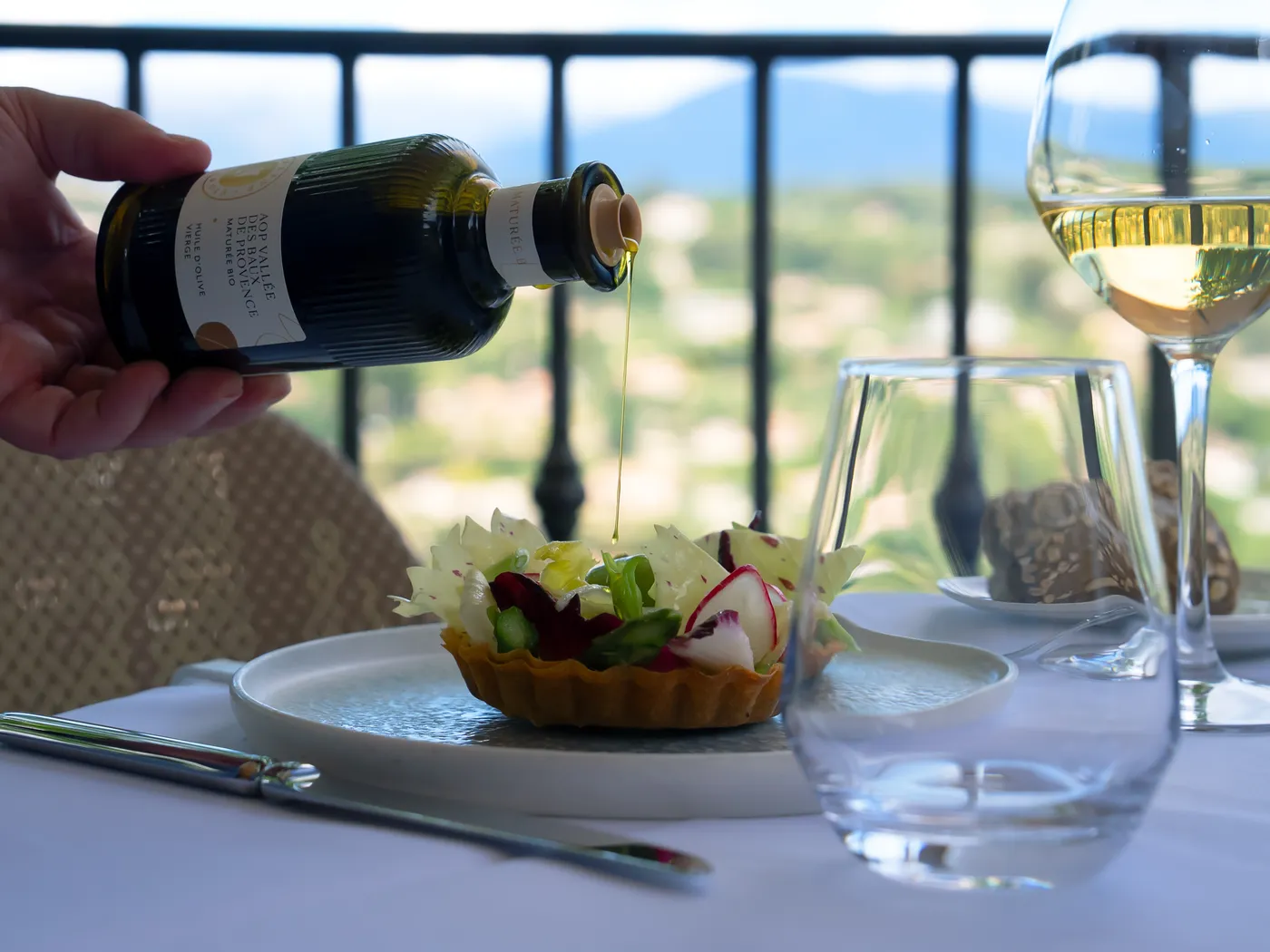 Tartelette printanière — plat signature de la cuisine provençale de L'Amandier