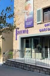 Entrée du FAMM dans le vieux village de Mougins