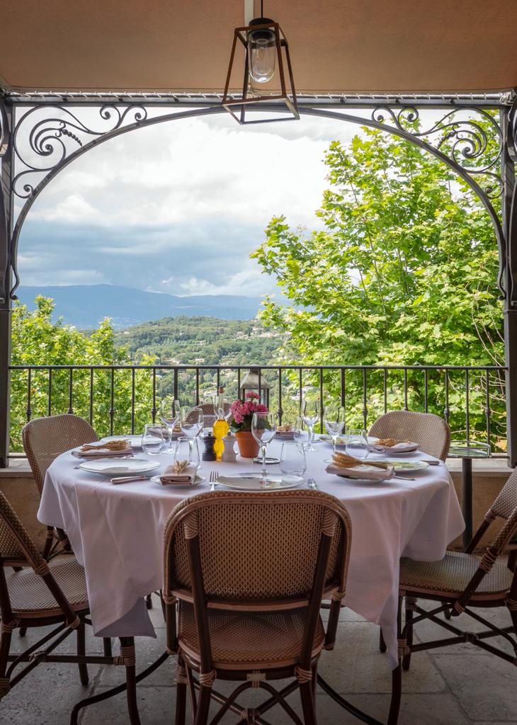 Terrasse pergola du restaurant L'Amandier dans le vieux village de Mougins