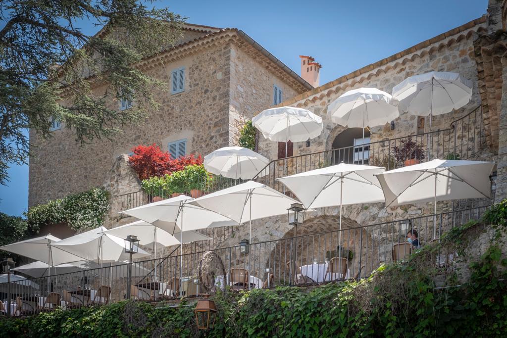 Petite terrasse intimiste au coucher du soleil — restaurant L'Amandier de Mougins